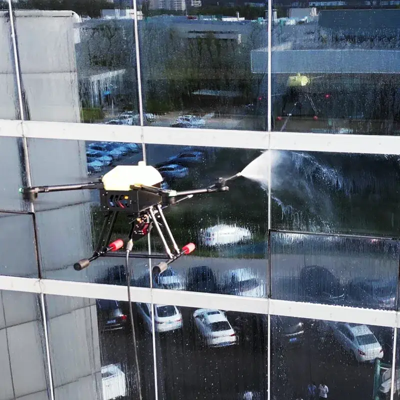Dron aplicando agua sobre módulos de una fachada de vidrio