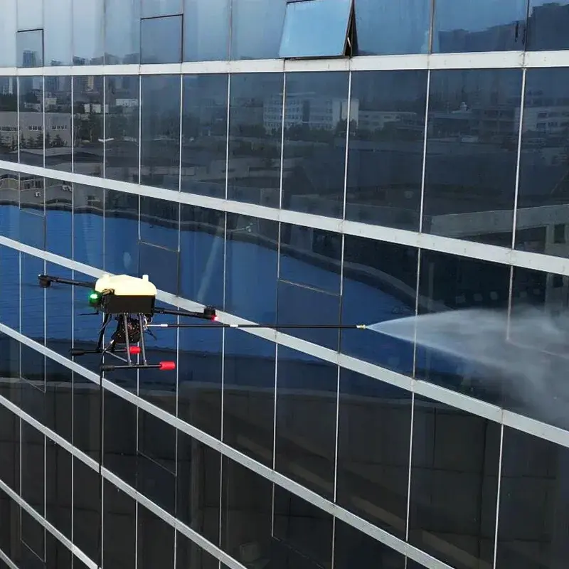 Vista amplia de una demostración de limpieza de fachada con dron