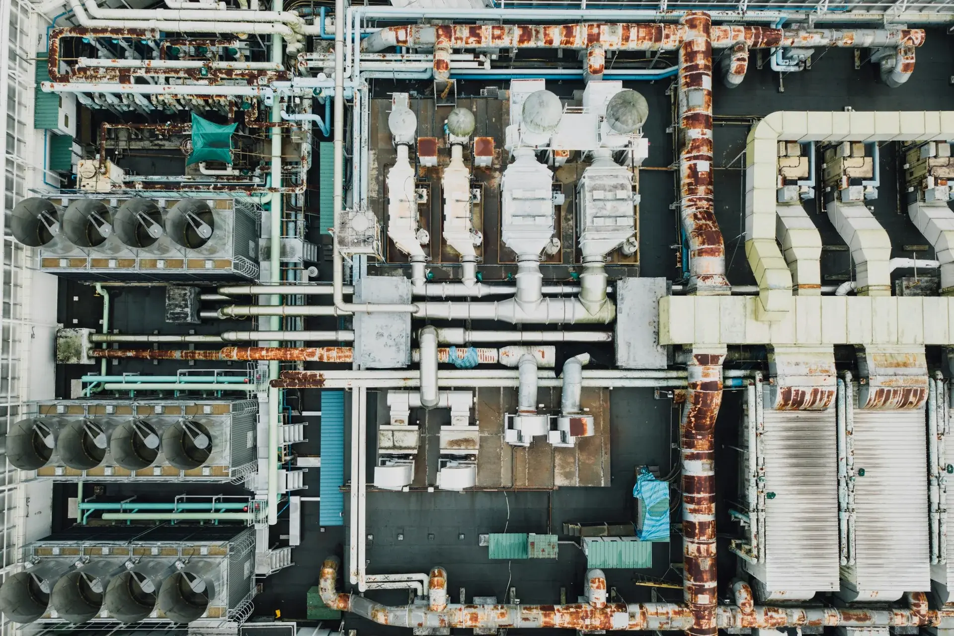 Vista aérea de tuberías, ventilación y equipos en una instalación industrial